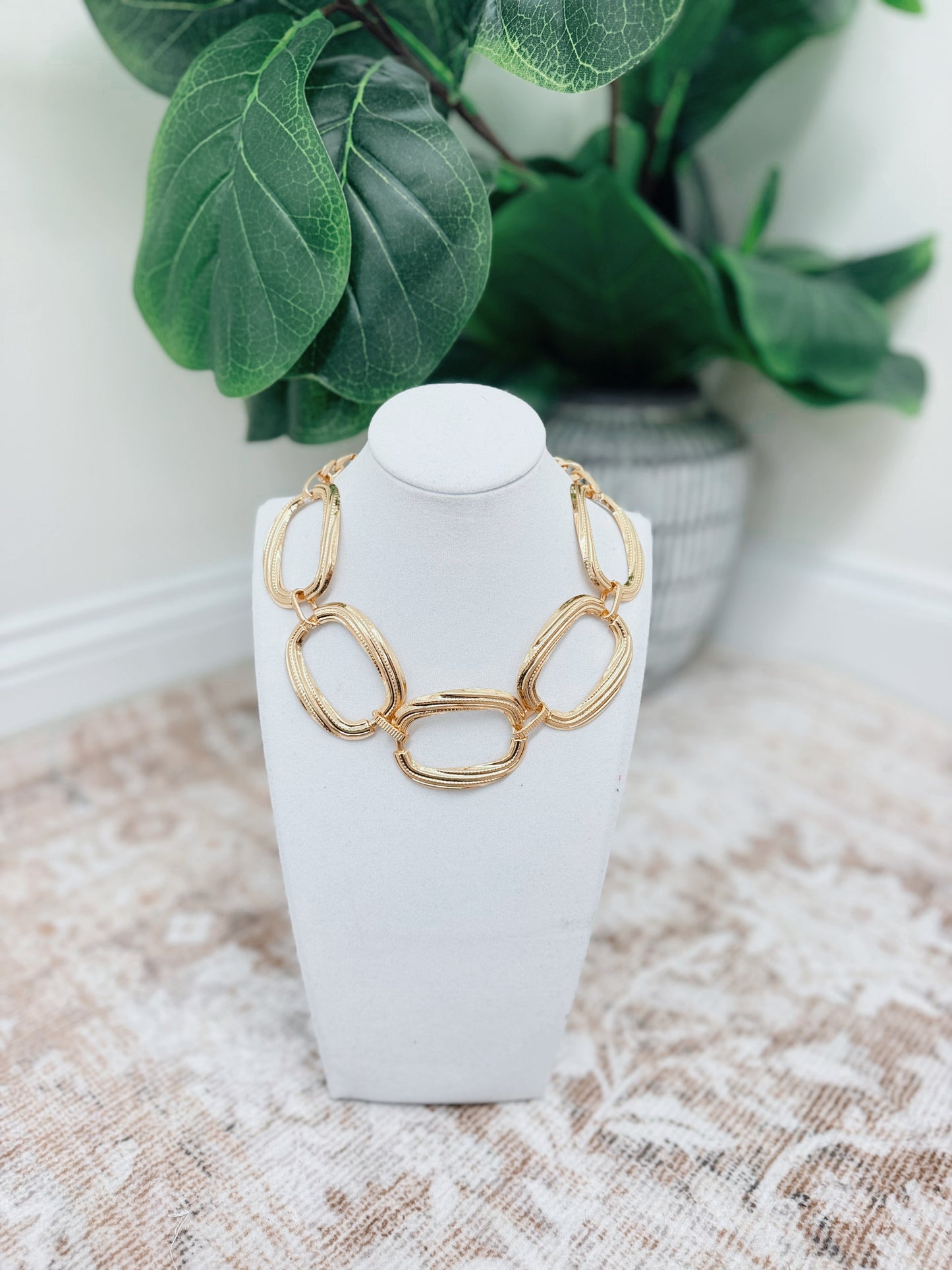 Textured Geo Oval Chain Necklace